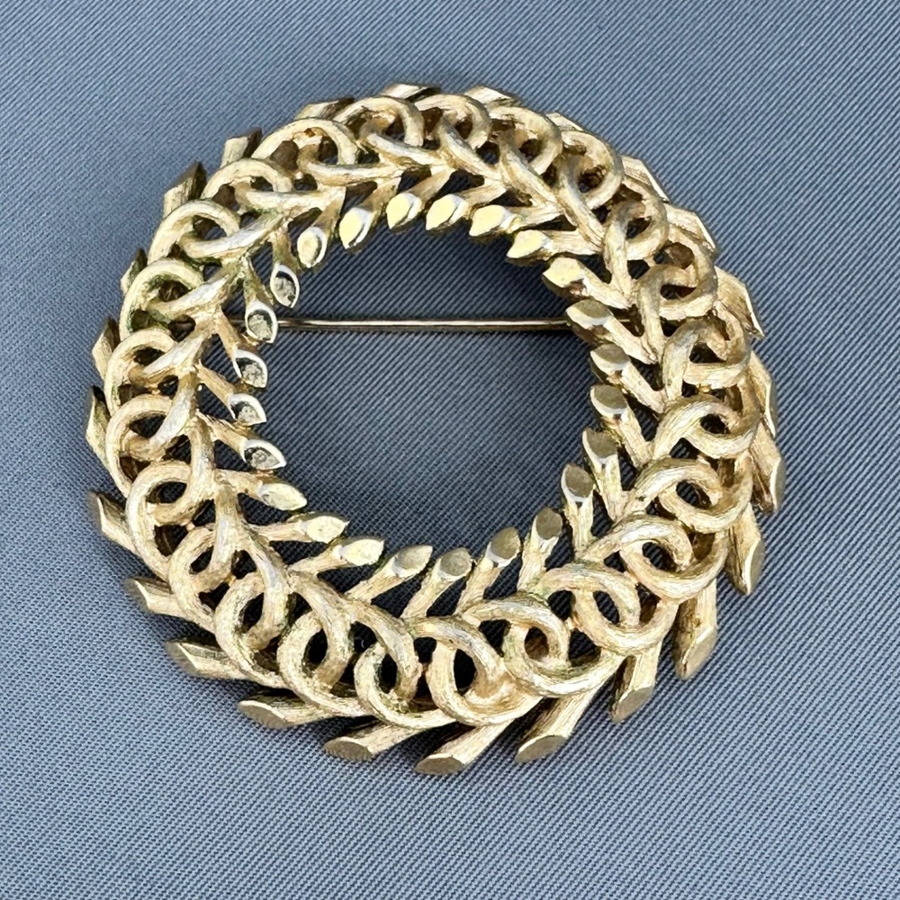 Vintage Trifari Crown Gold Tone Wreath Brooch Textured Leaf Circle Pin Botanical